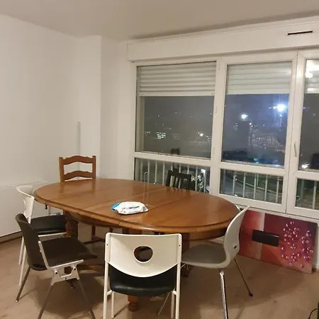 Spacieuse Et Pres Des Commodites